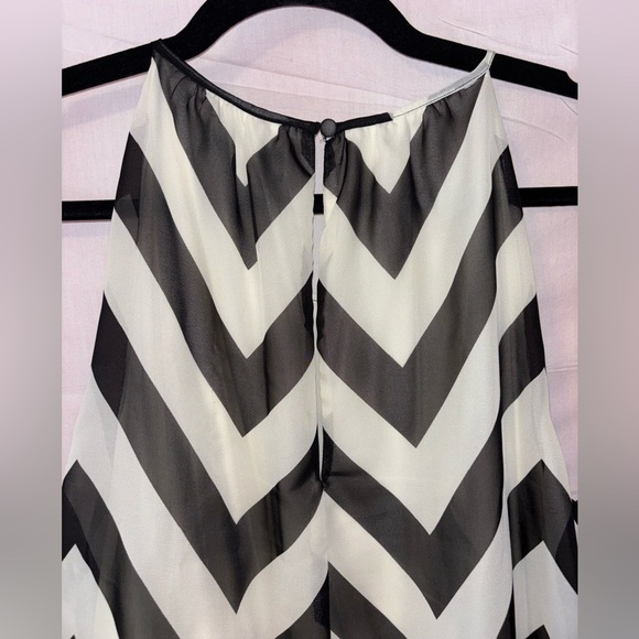 Guess Sleeveless Black and White Dress - Picture 5 of 10